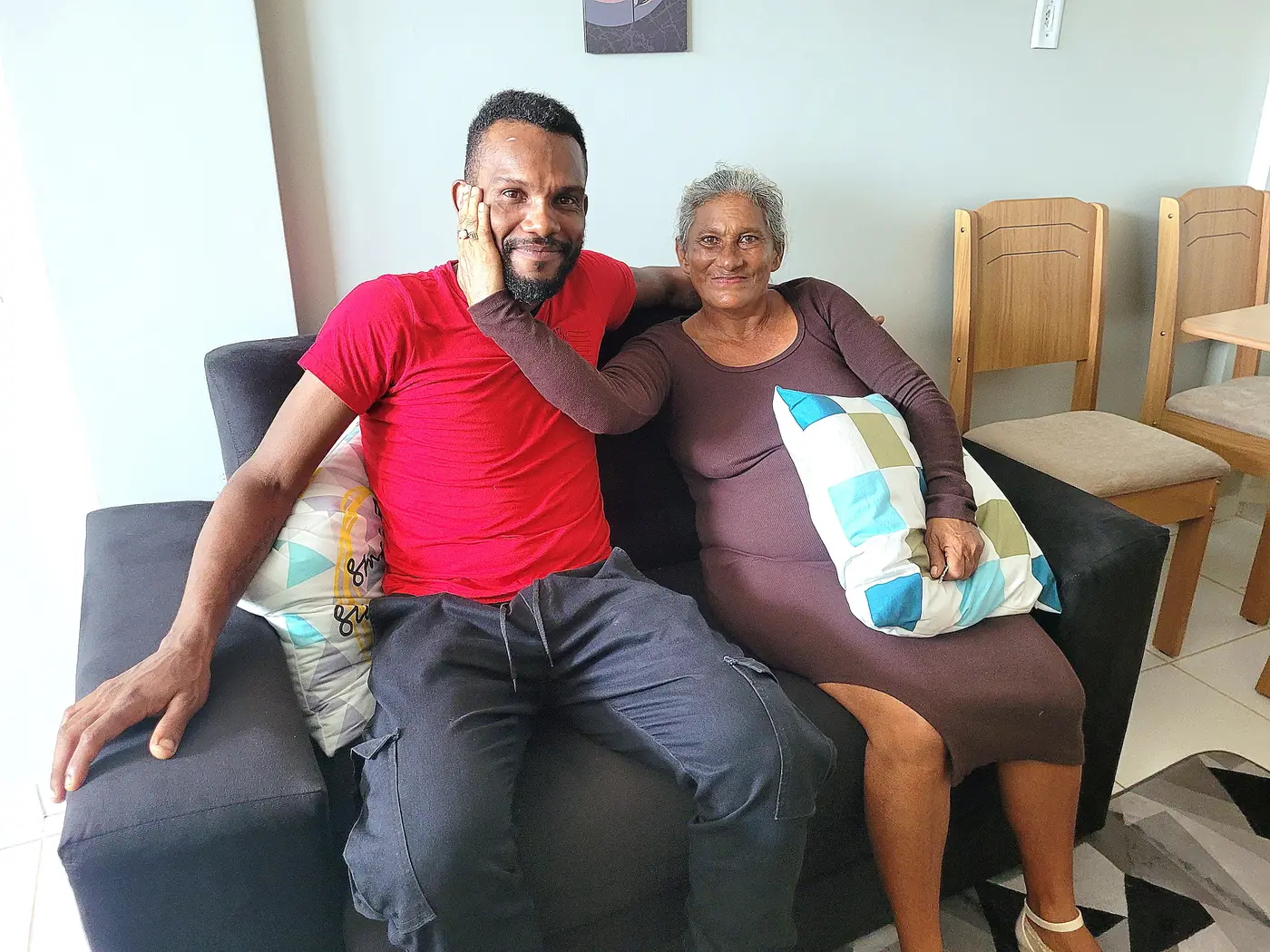 Maria Jani e seu filho Antônio Carlos conheceram o apartamento mobiliado no domingo, 16