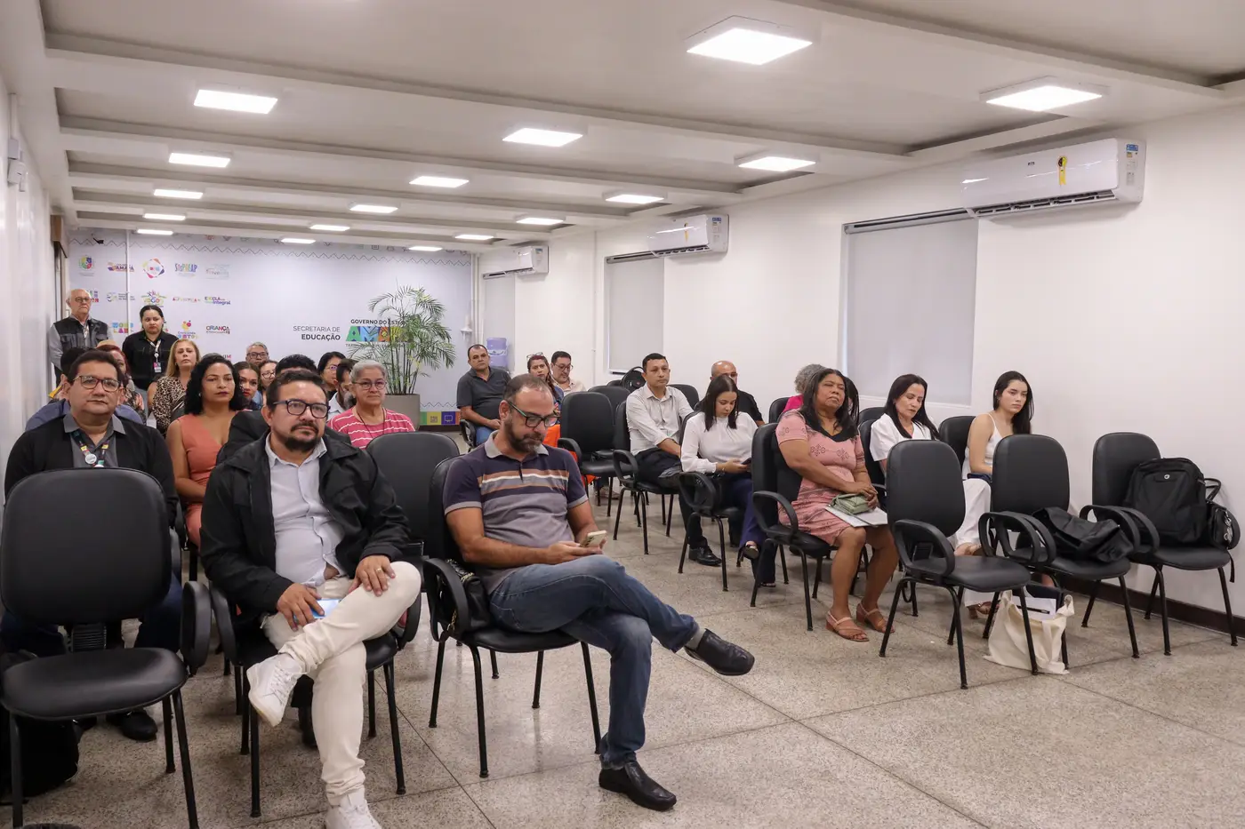 Profissionais da educação, conselheiros e suplentes participaram da cerimônia