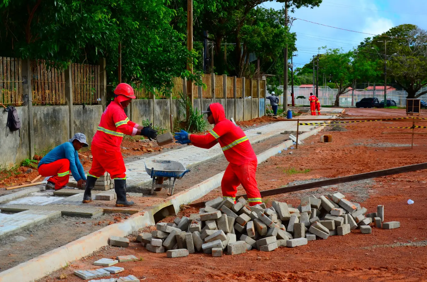 Os trabalhos ocorrem no trecho que se estende da lateral do Ministério Público (MP) até o canteiro de obras