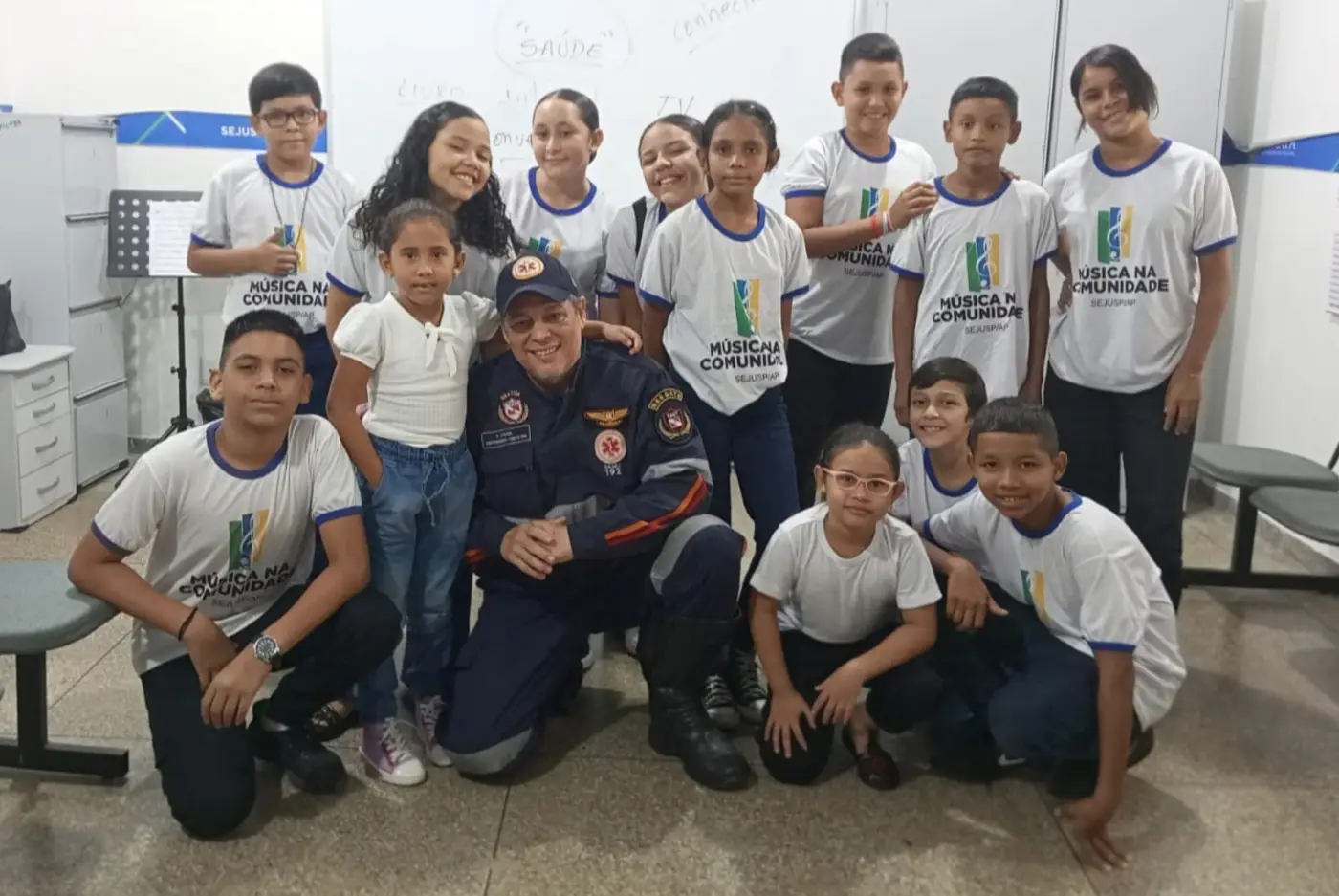 Jovens alunos do ″Música na Comunidade″ e o palestrante do Samu, Robson Xavier
