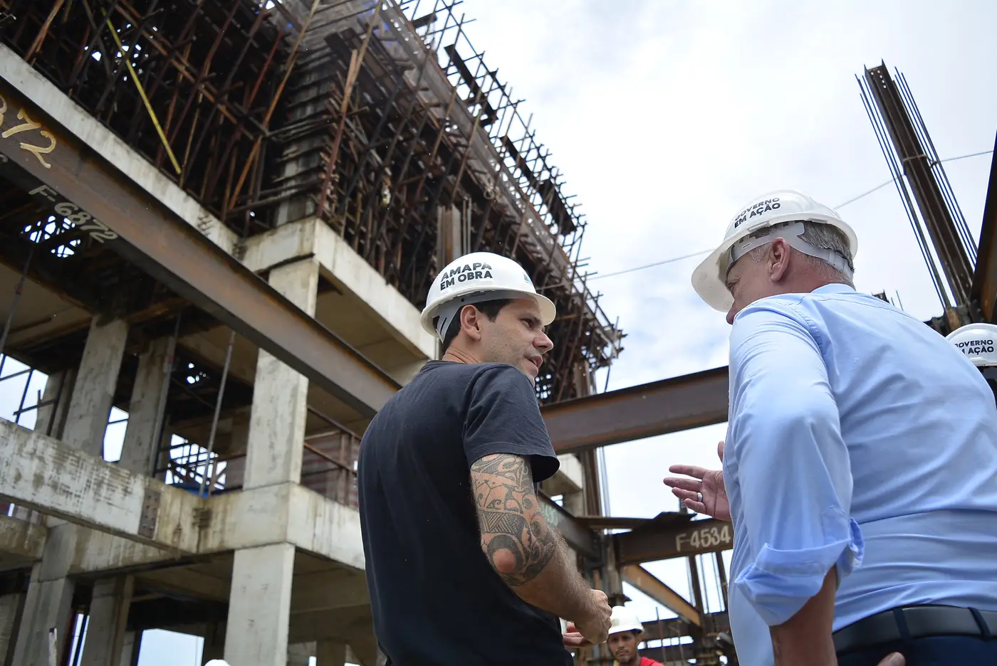 Governador em exercício, Adão Carvalho (camisa azul claro), acompanha a construção do novo HE