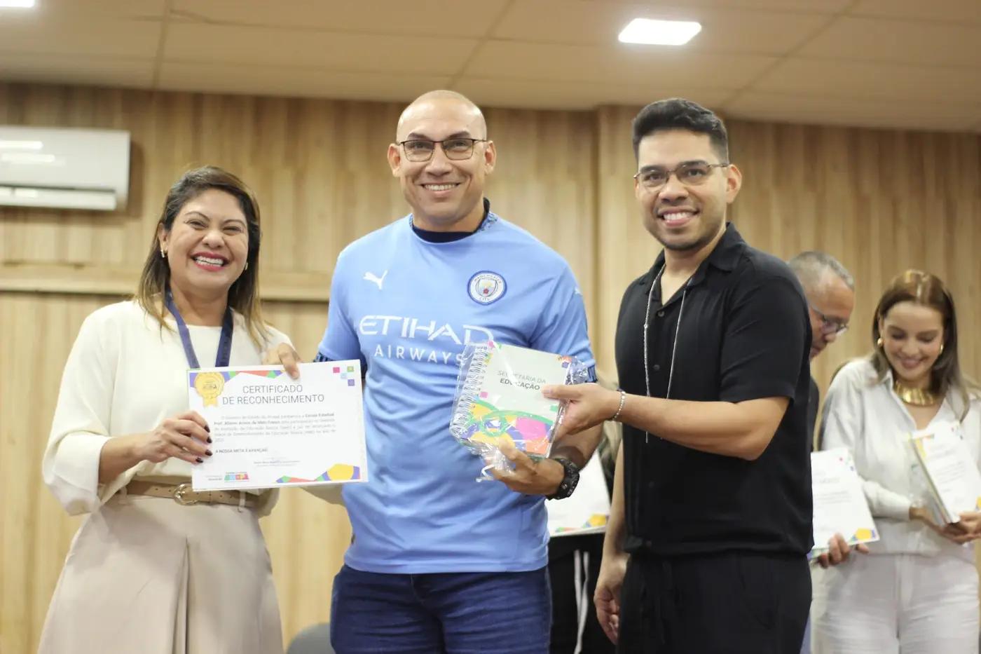 Diretor major Leandro Cruz (azul) recebeu certificado da Secretaria de Educação, como homenagem ao bom desempenho no Ideb 2023
