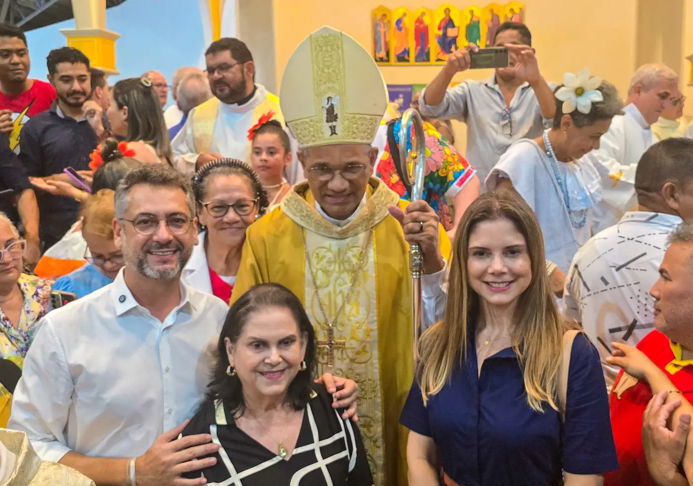 Governador Clécio Luís e Dom Antônio, acompanhados da mãe do governador, Ana Maria Vieira, e da primeira-dama Priscilla Flores
