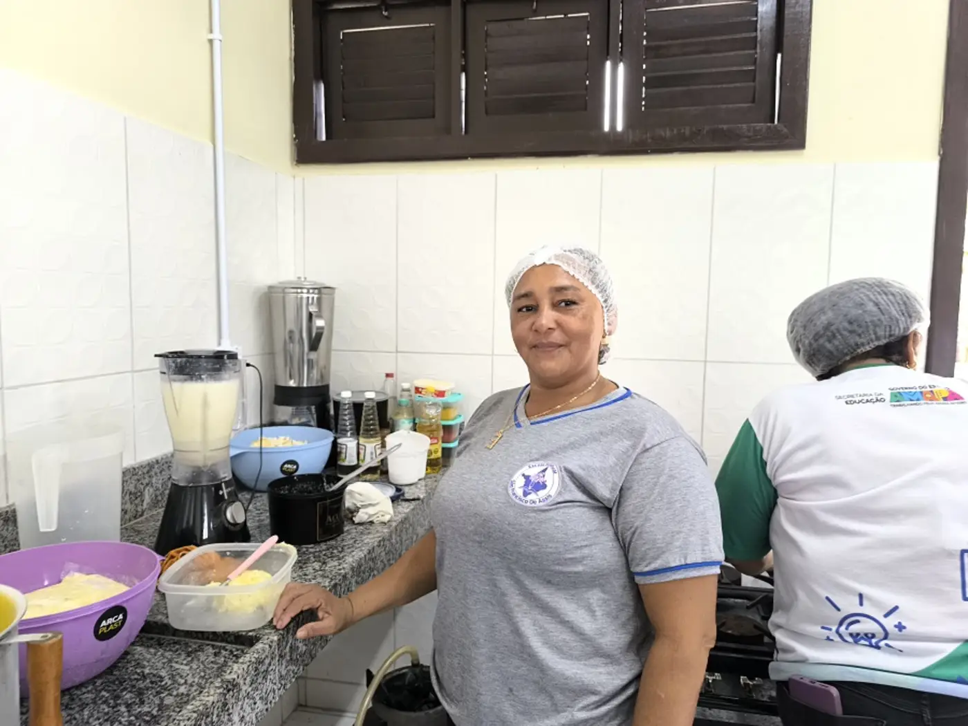 Merendeira Edilene de Souza comora estrutura de qualidade para a produção da merenda escolar