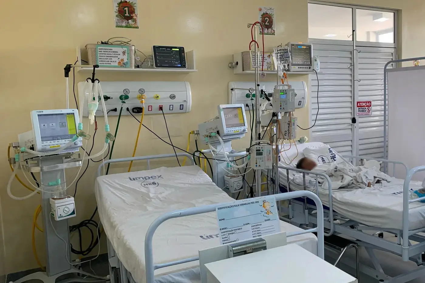 A Sala Vermelha é equipada para receber e estabilizar casos graves de crianças no Hospital Estadual de Santana