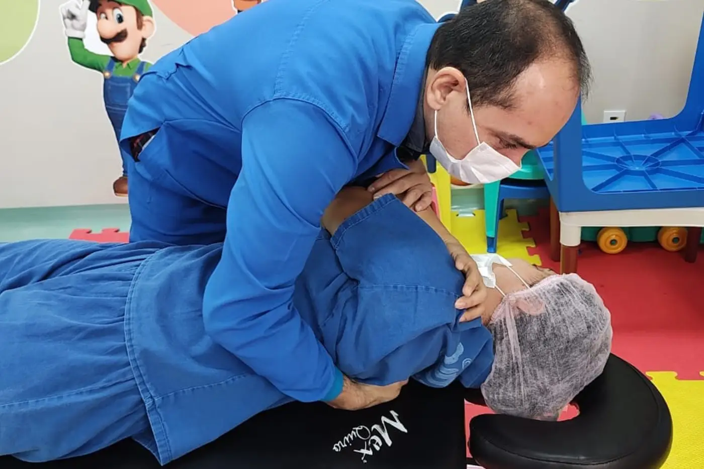 Profissionais da saúde recebem acompanhamento psicológico, fisioterapia, quiropraxia e auriculoterapia
