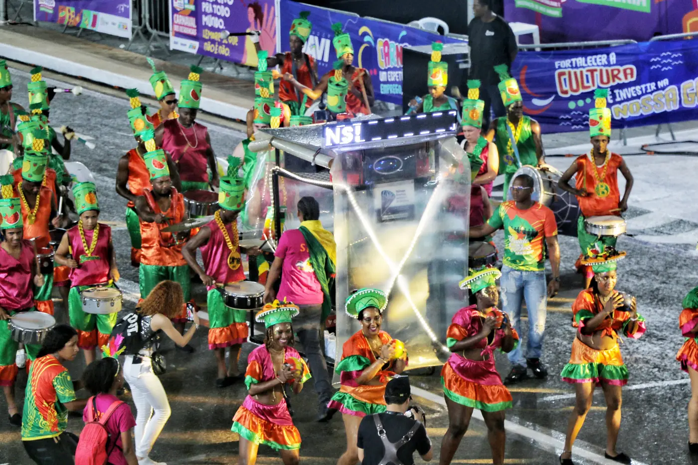 Abertura dos desfiles começou com participação especial de bloco carnavalesco da Guiana Francesa