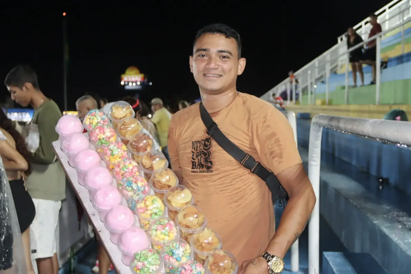 O jovem Márcio Rangel preferiu levar os quitutes de sua barraca até o publico que estava na arquibancada