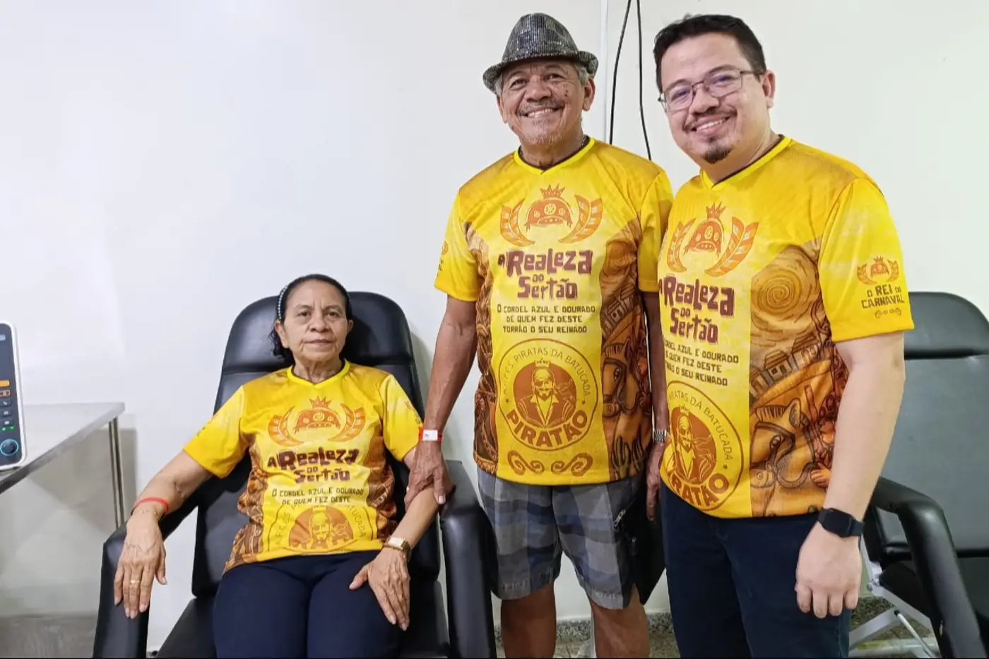 George Oliveira (último à direita, de óculos) durante atendimento da mãe no ponto fixo de saúde dentro do Sambódromo