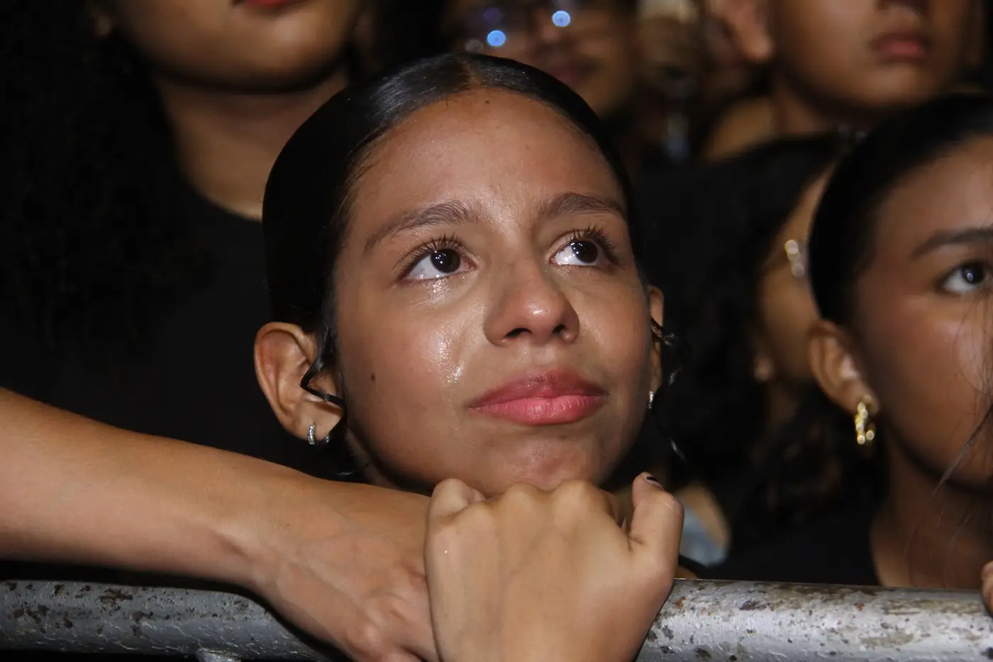 Kemely Maiara não conteve as emoções no momento de adoração e fé, em Macapá