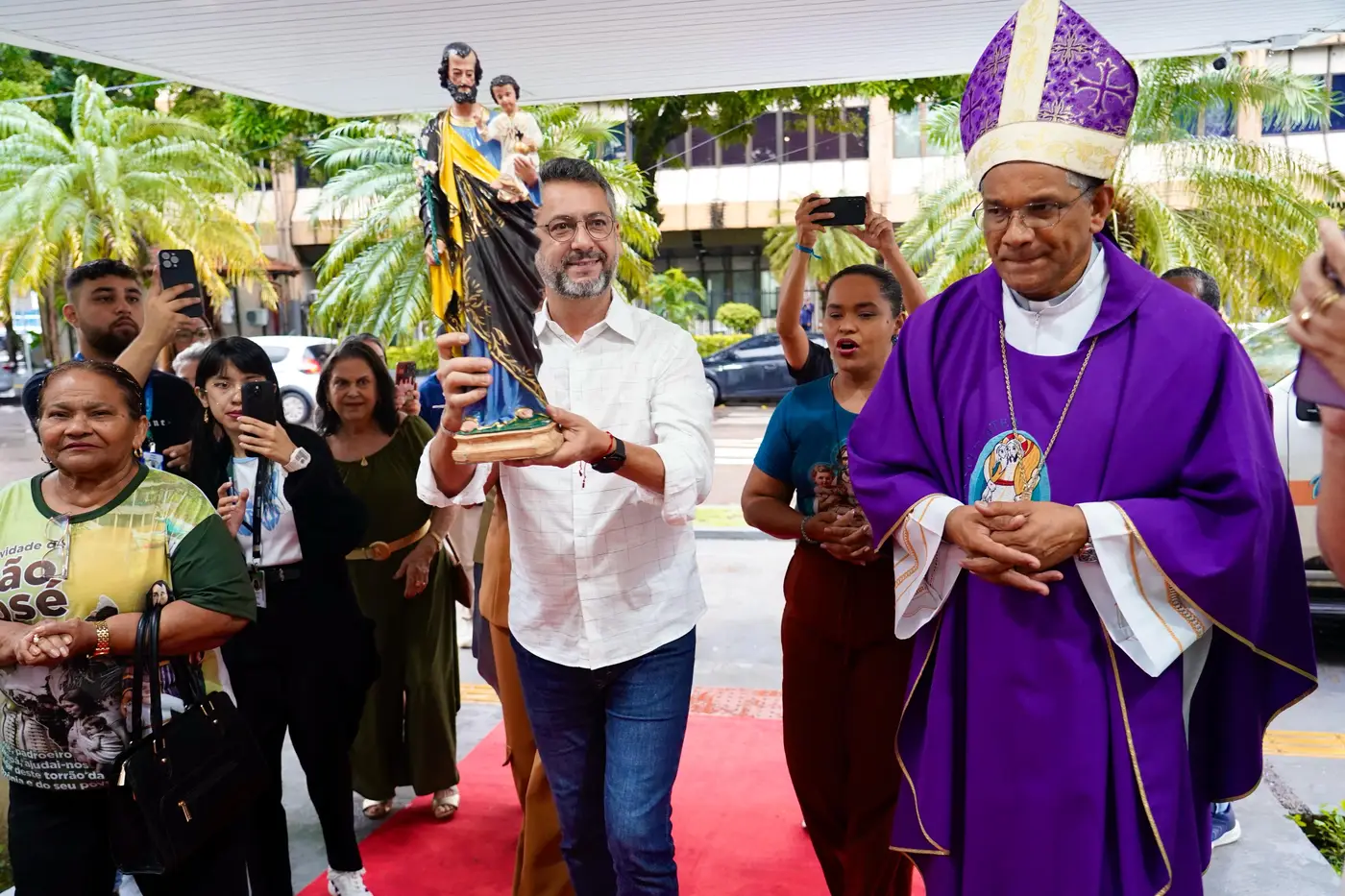 imagem do Santo foi conduzida pelo governador Clécio Luís para a parte interno do prédio