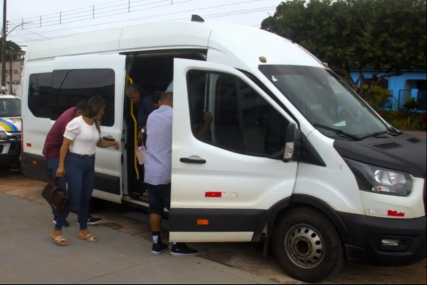 A van, com capacidade para 17 pacientes e acompanhantes, organiza a logística pela triagem realizada no ambulatório
