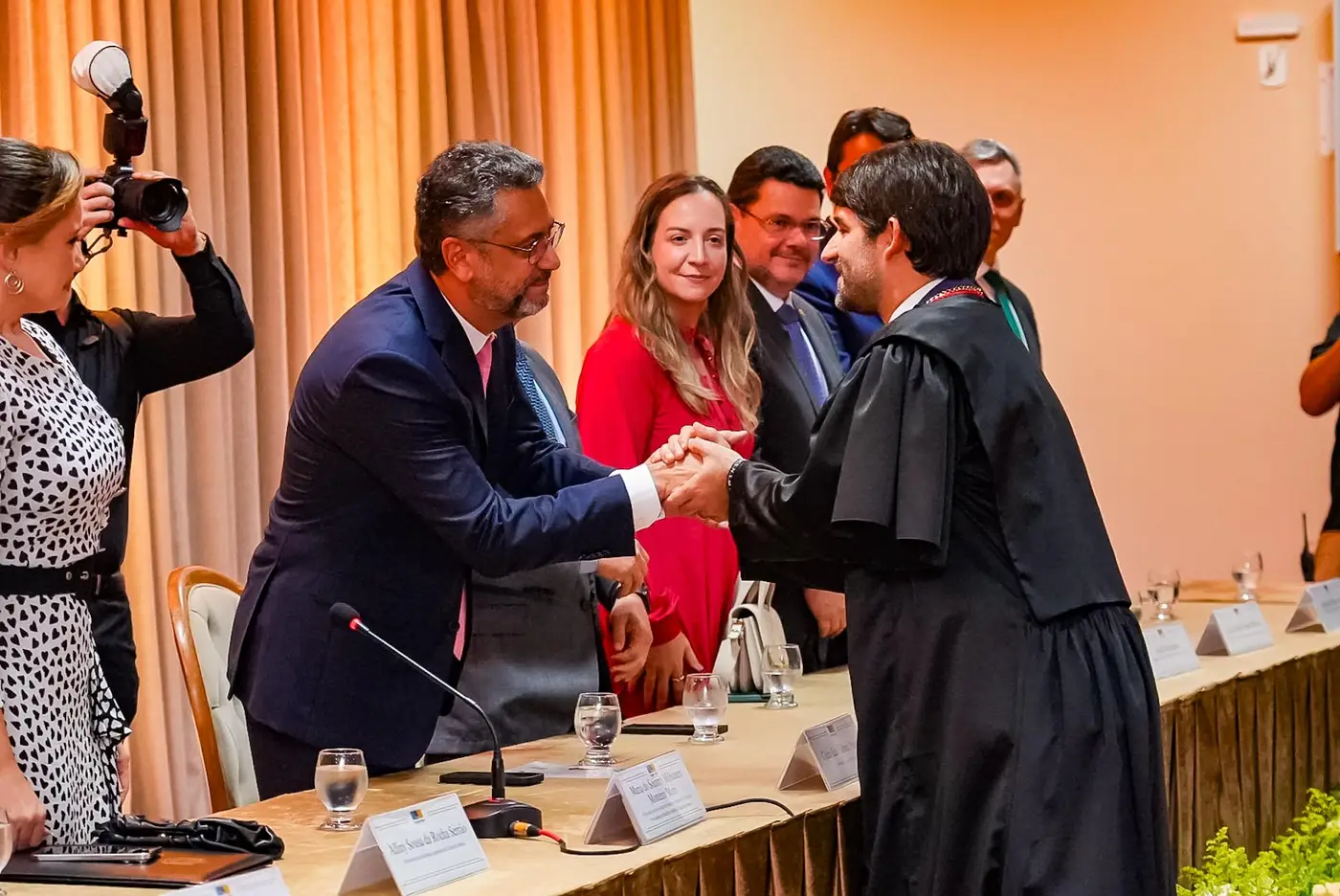 Governador Clécio Luís cumprimentou o novo procurador-geral de Justiça do Amapá, Alexandre Monteiro