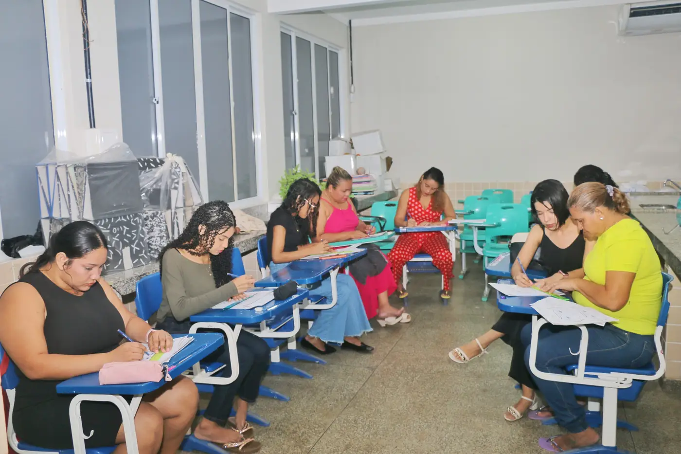 Capacitação ensina técnicas como design de sobrancelhas, alongamento de cílios, tintura e henna