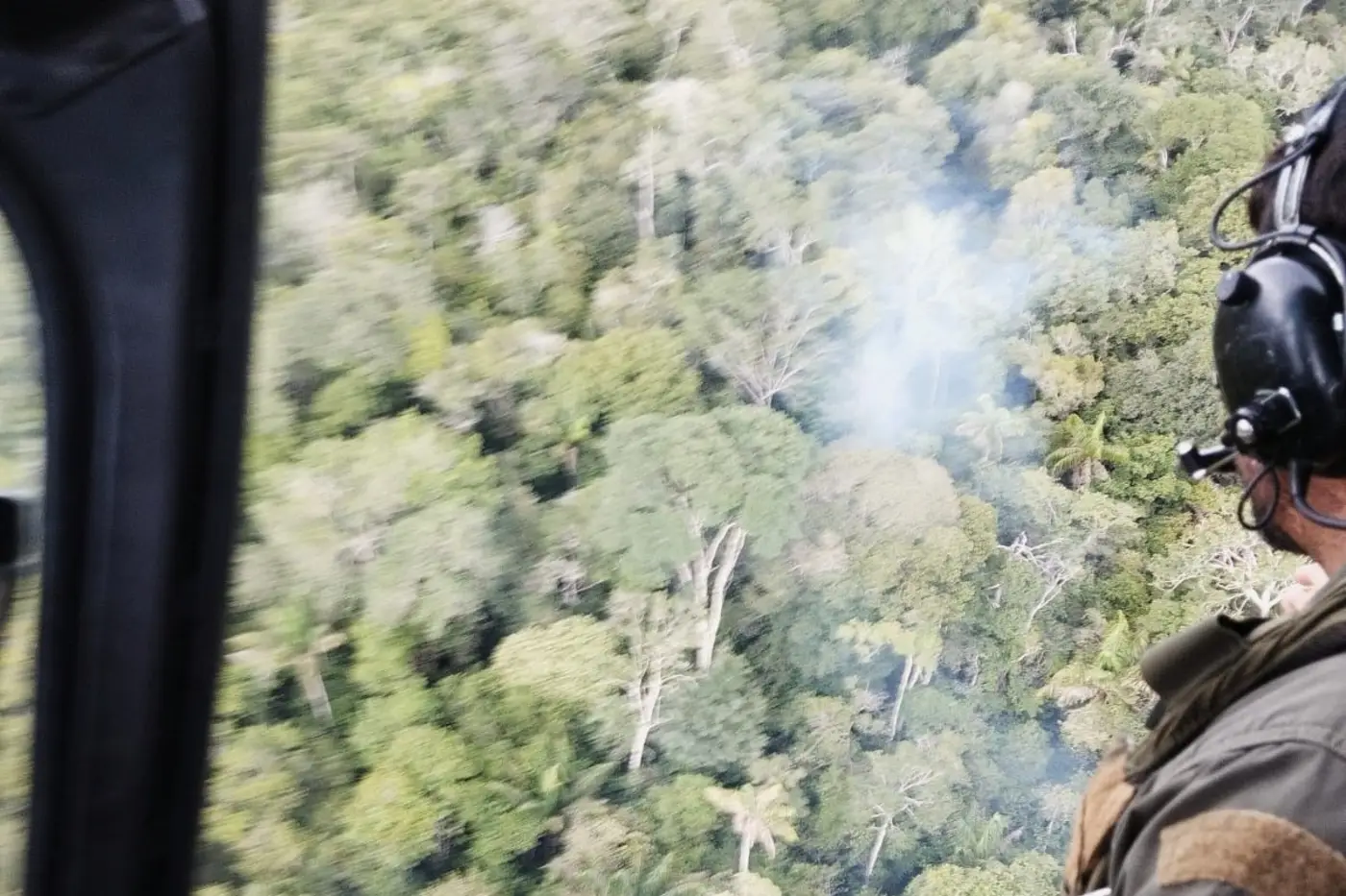 A fumaça em evidência ajudou o GTA a encontrar os homens em meio a floresta