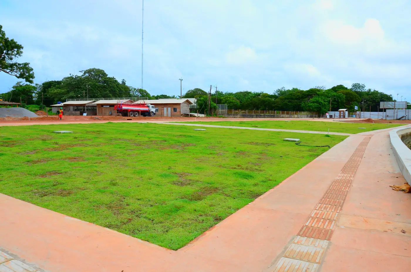 As equipes atuam na colocação de grama natural nas áreas de lazer
