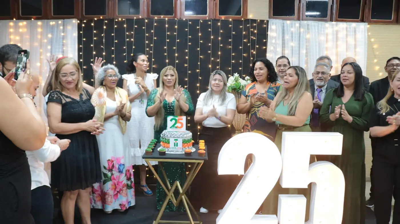 Gestores educacionais, servidores, professores em comemoração aos 25 anos do Cepajob