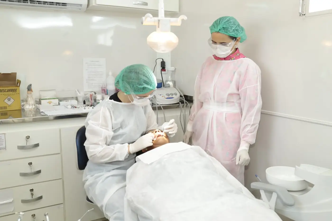 Estão sendo oferecidos atendimentos odontológicos de restauração, exodontia, profilaxia e raspagem, na ação até 21 de março