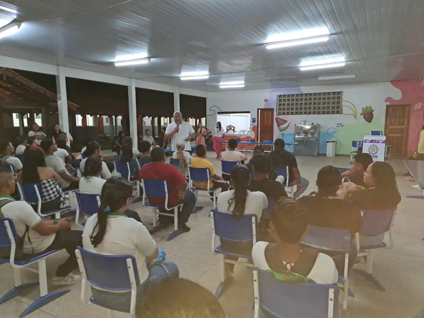 Palestra sobre violência contra a mulher é realizada para alunos e professores da EJA
