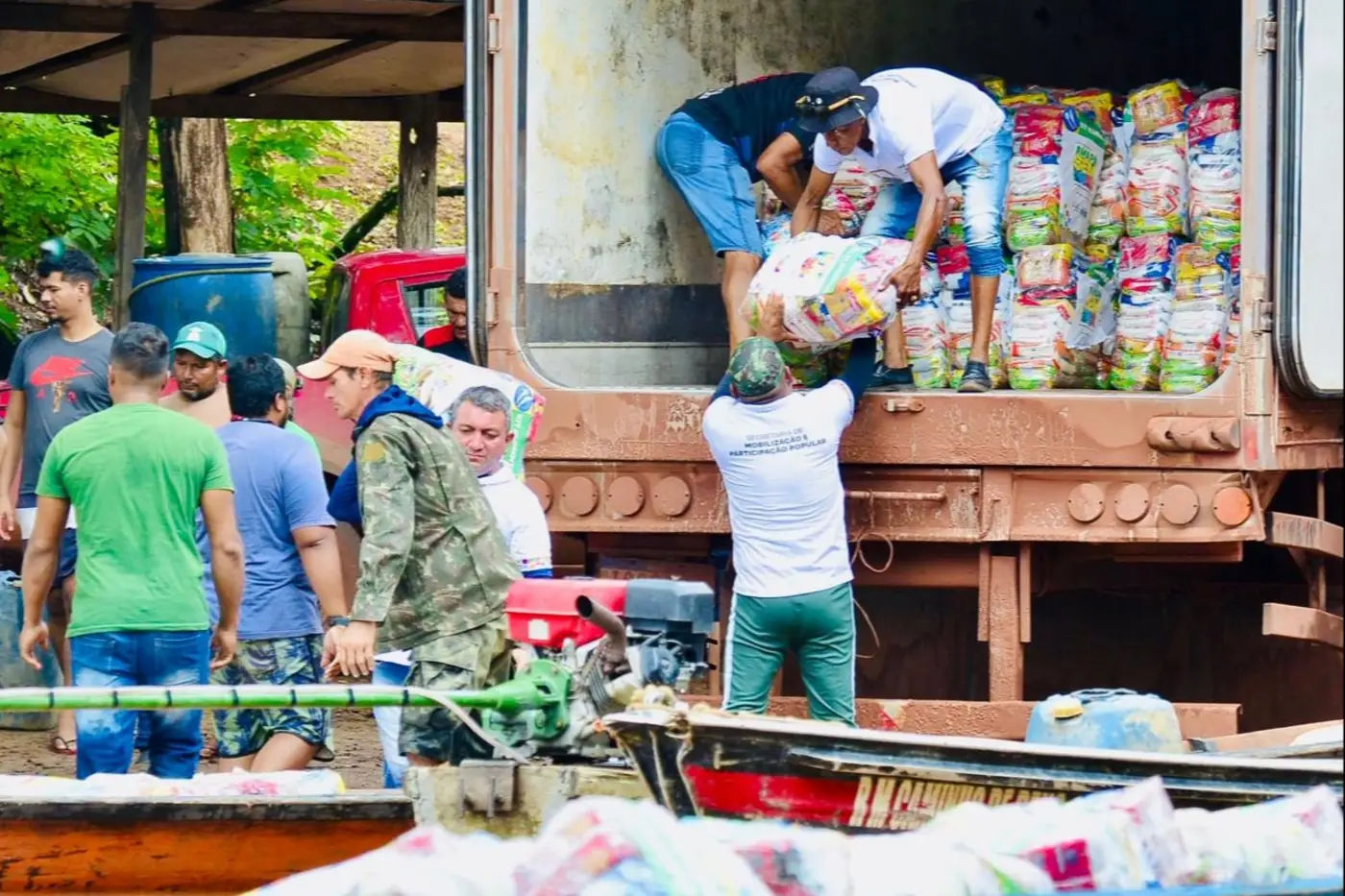Desembarque de kits de alimentos para atender famílias ribeirinhas da comunidade de Cupixi, em Porto Grande