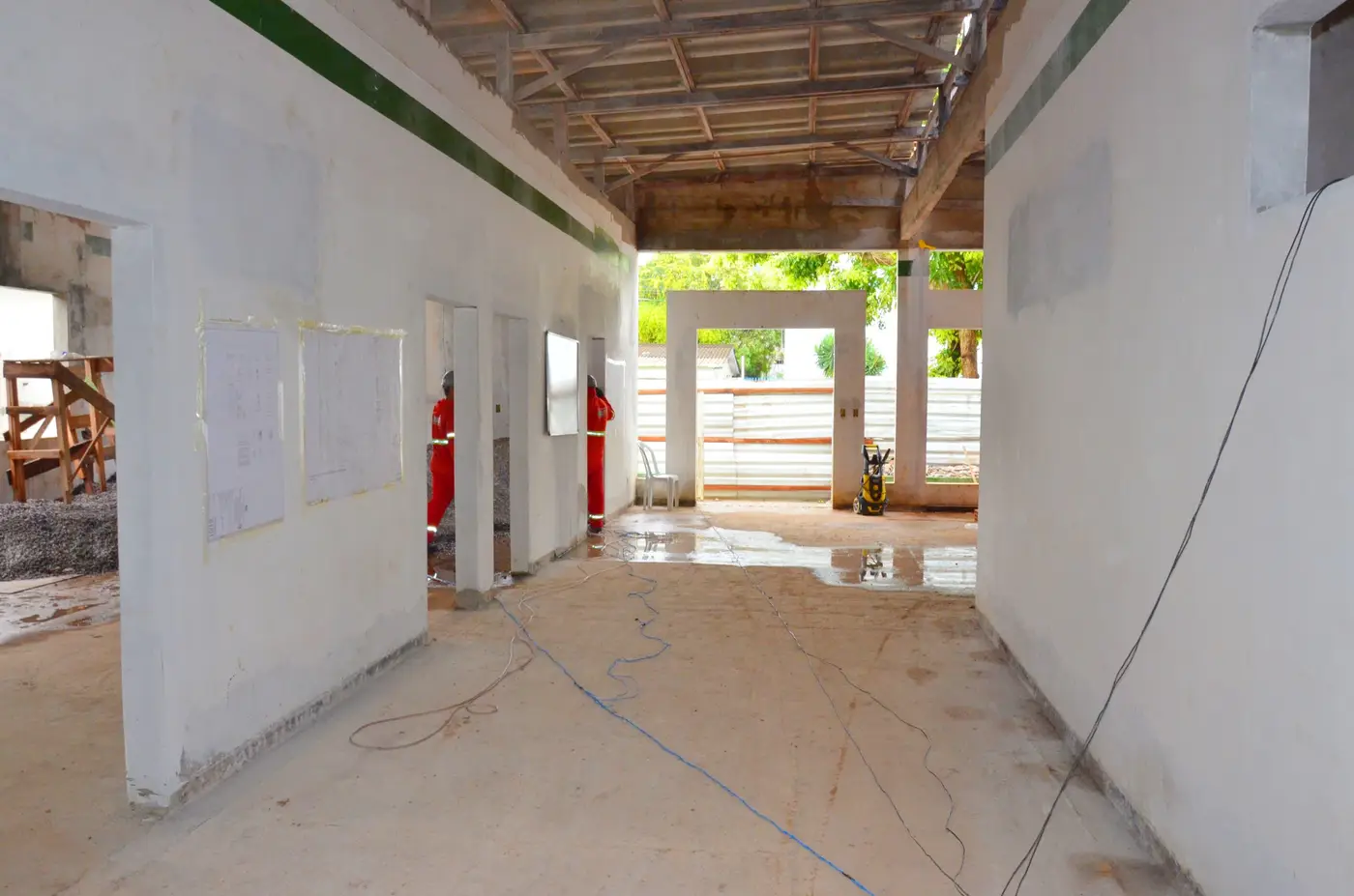 As frentes de trabalho atuam em diferentes serviços que incluem a cobertura e a estruturação do estacionamento