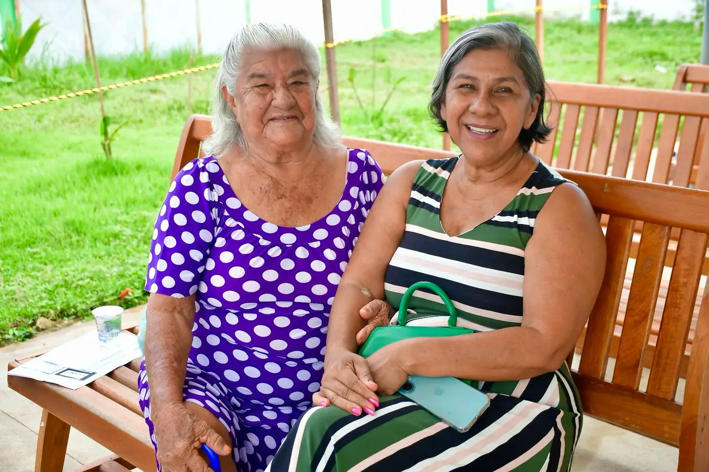 Bernardina Barbosa, de 92 anos, e a filha, Eliete Vieira, foram juntas fazer exames na Carreta do Amor