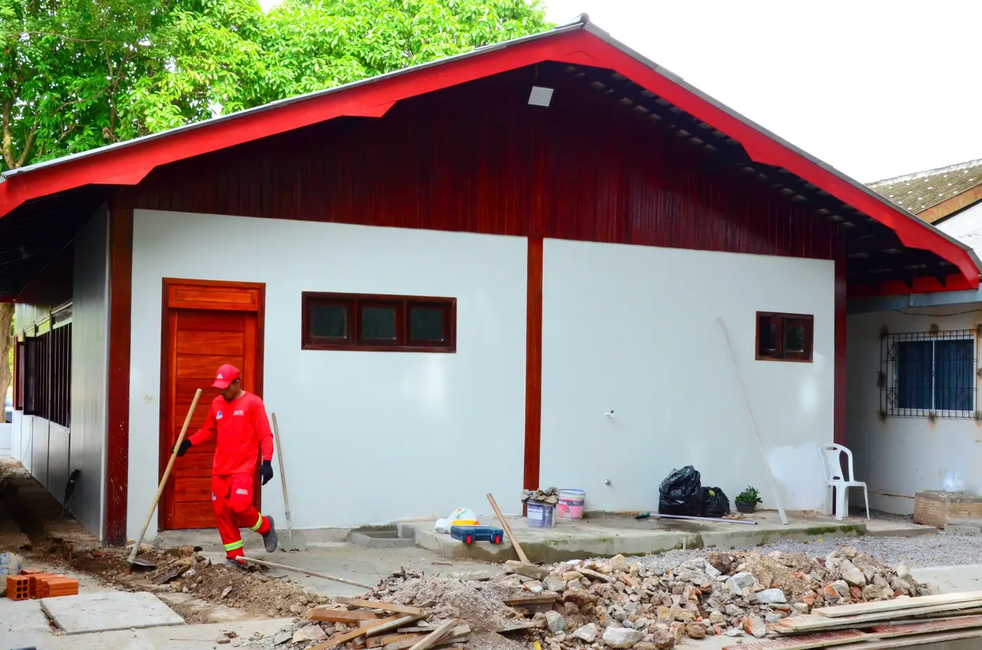 Frentes de trabalho atuam na construção de rampas, piso tátil direcional, calçadas e paisagismo