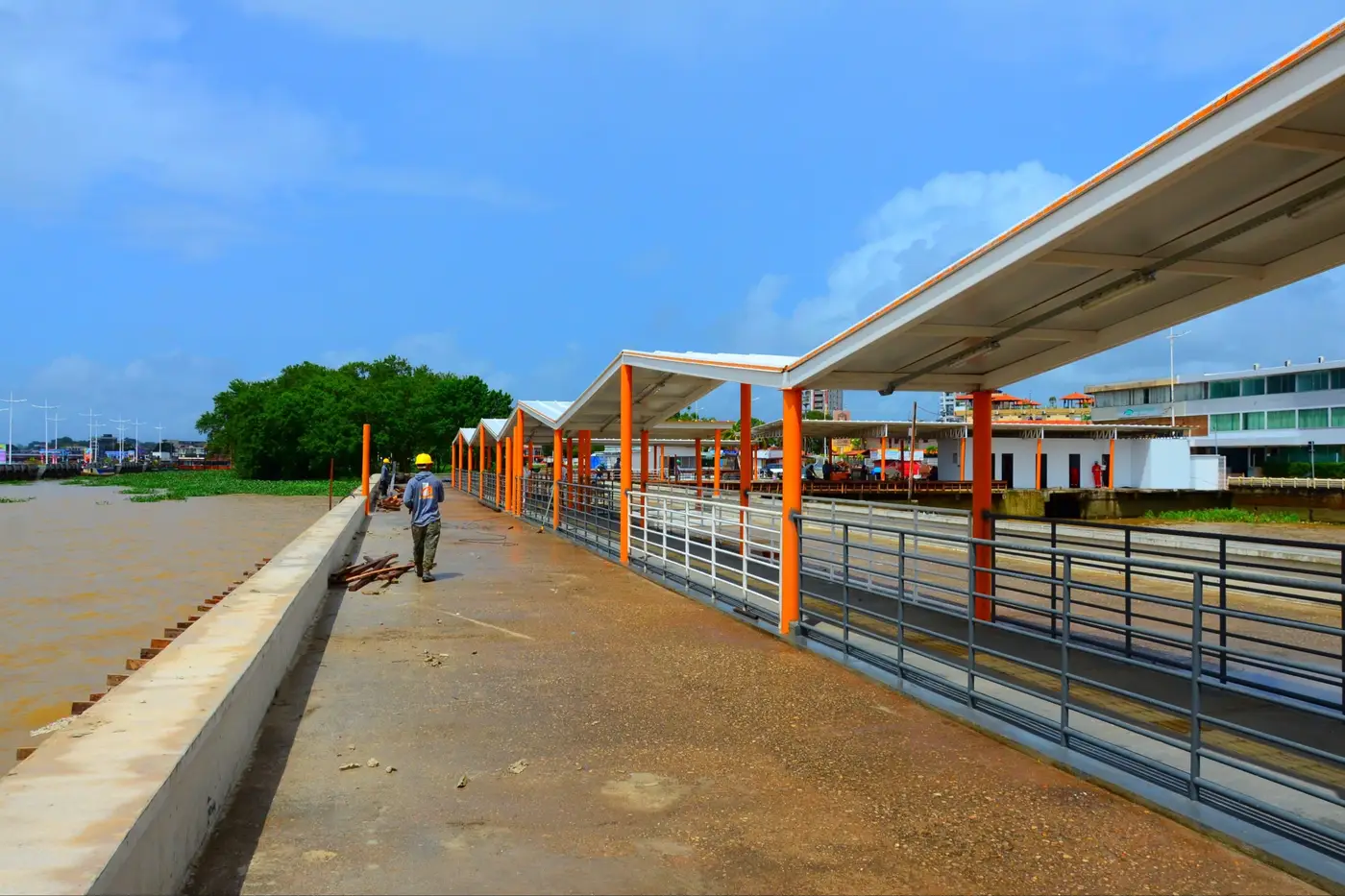 Equipes atuam em diferentes serviços no Terminal Hidroviário no píer 2 do Trapiche Santa Inês