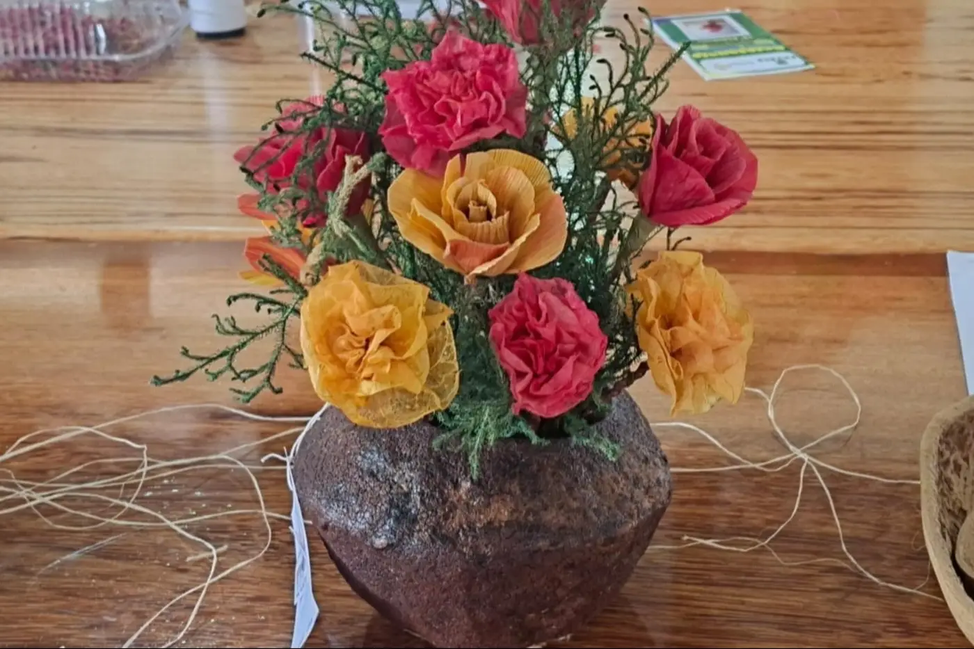O ouriço da sapucaia reaproveitado como vaso para ornamentar o arranjo floral