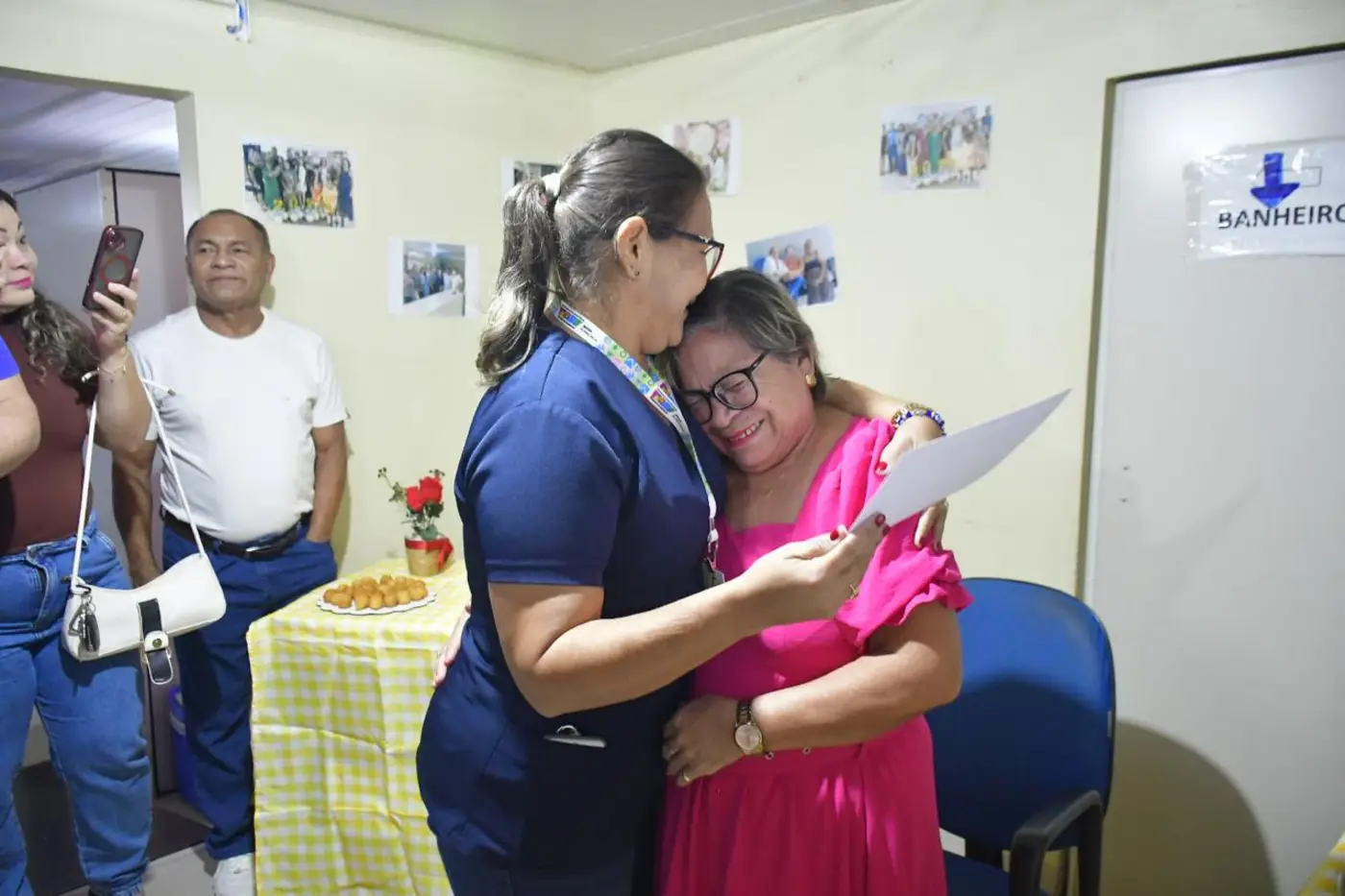 Martinha recebeu certificados de agradecimento da Sesa e do Hcal pelos serviços prestados
