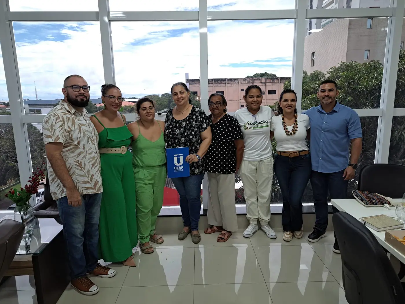 Estiveram presentes na reitoria da Ueap representantes da universidade e da associação para assinatura do Termo de Cooperação