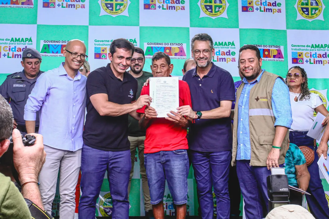 Foram entregues 122 títulos definitivos urbanos já registrados em cartório para produtores rurais do Vale do Jari