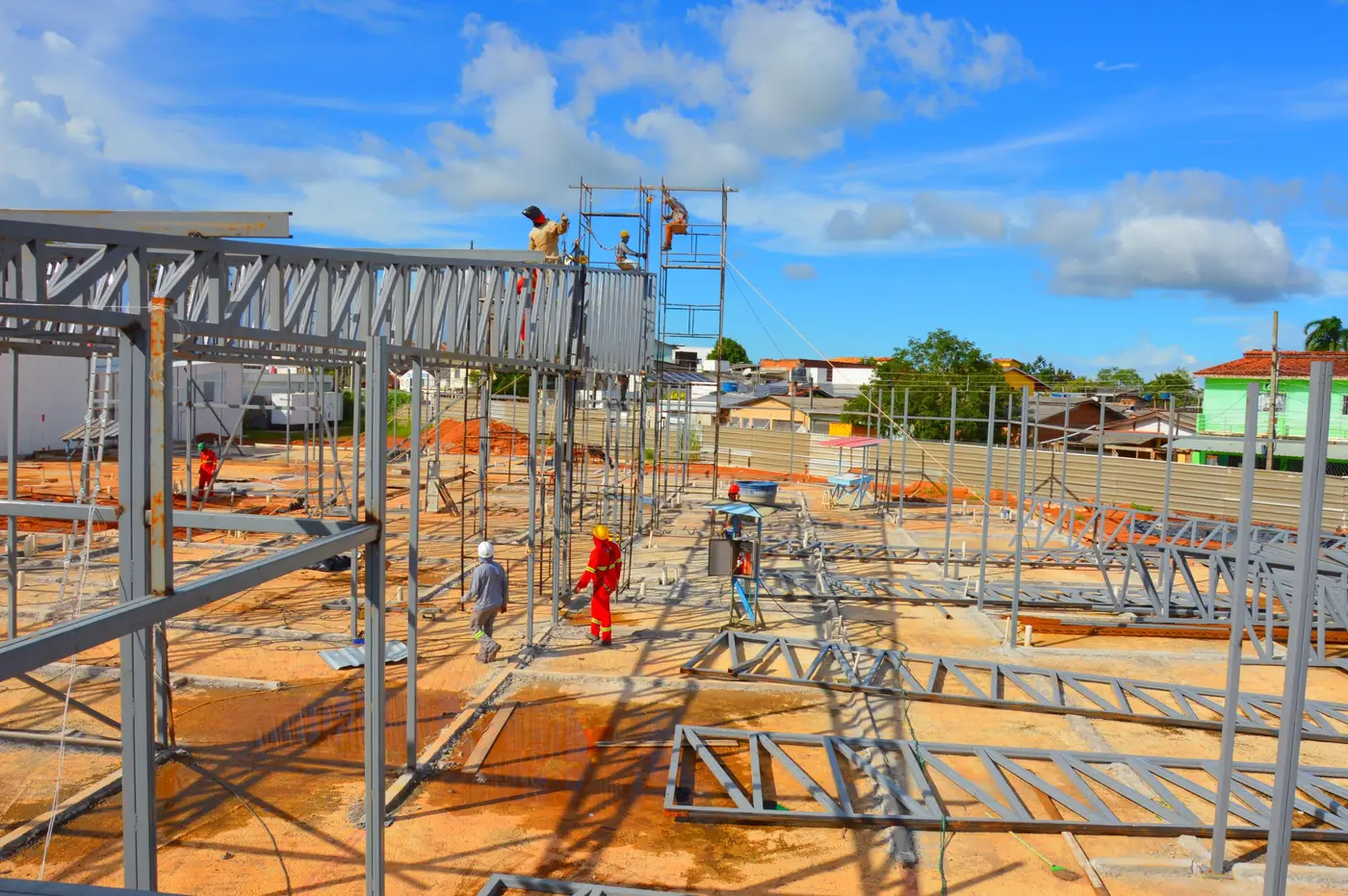 Equipes atuam na instalação das estruturas metálicas, calhas e tubulações de águas pluviais