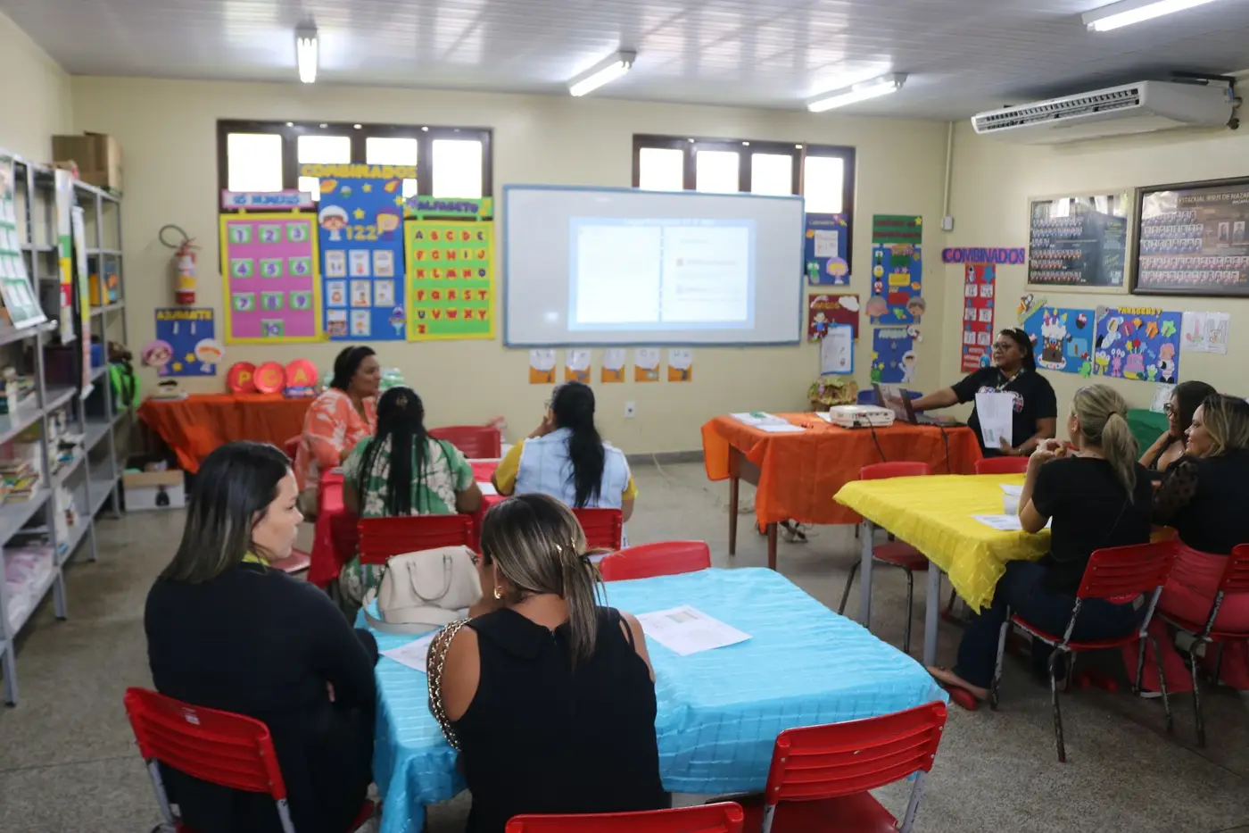 O objetivo da capacitação é qualificar os professores, oferecendo metodologias ativas e materiais didáticos que reforcem o ensino da leitura e escrita de forma recreativa