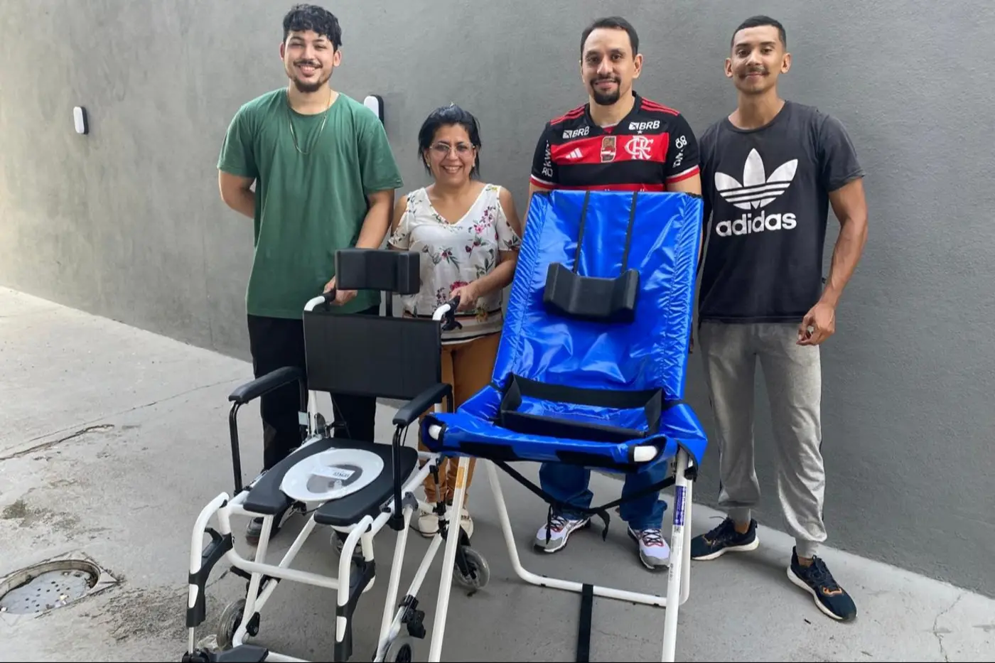 Creap entregou cadeiras de banho com assento sanitário e de concha para criança com paralisia cerebral