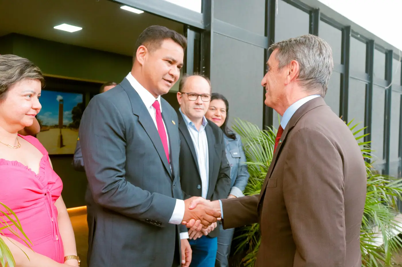 Vice-governador, Teles Júnior, cumprimentando o embaixador Alessandro Cortese