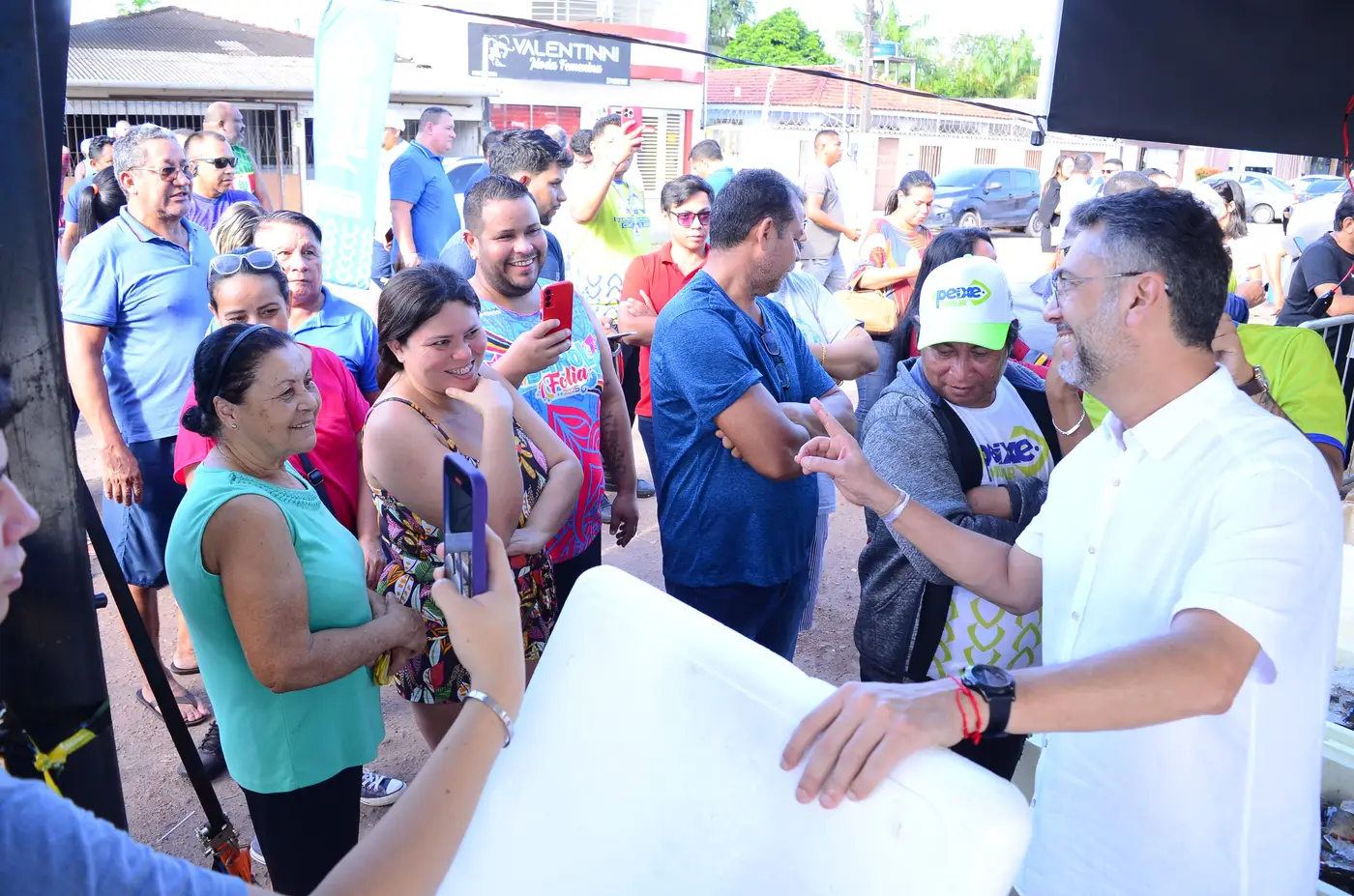 Governador chegou cedo junto com a população no ponto do bairro Buritizal para garantir o peixe da Sexta-feira Santa