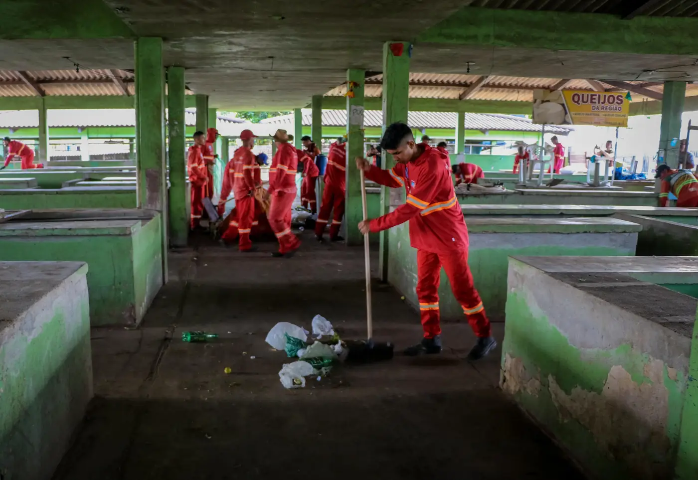 Serviços são executados por uma equipe de cerca de 30 trabalhadores, incluindo ainda máquinas como caçamba e carro-pipa