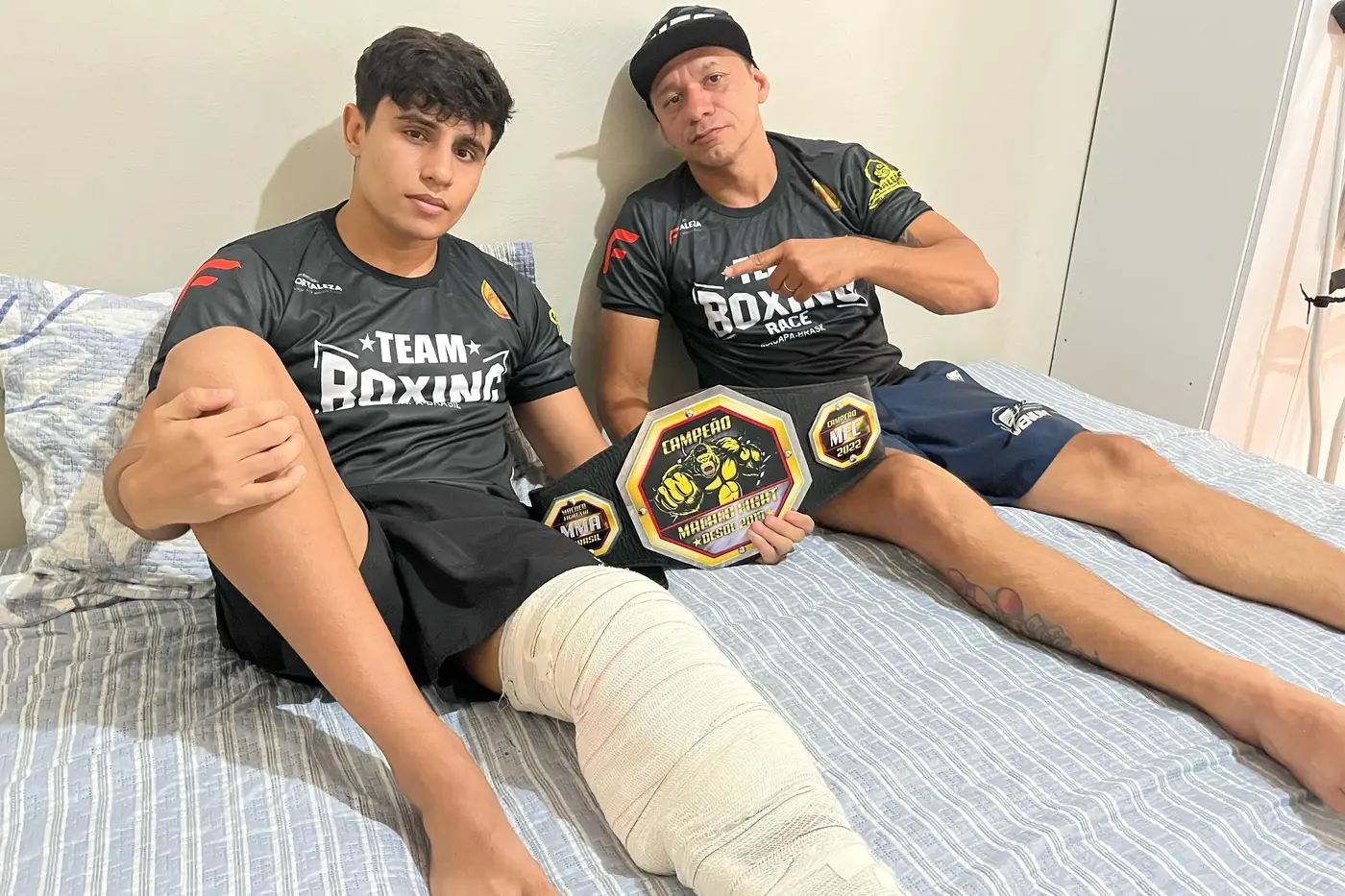 O jovem atleta Júnior se recupera em casa, ao lado do pai, Ricardo Dias, e conta com o cuidado da família