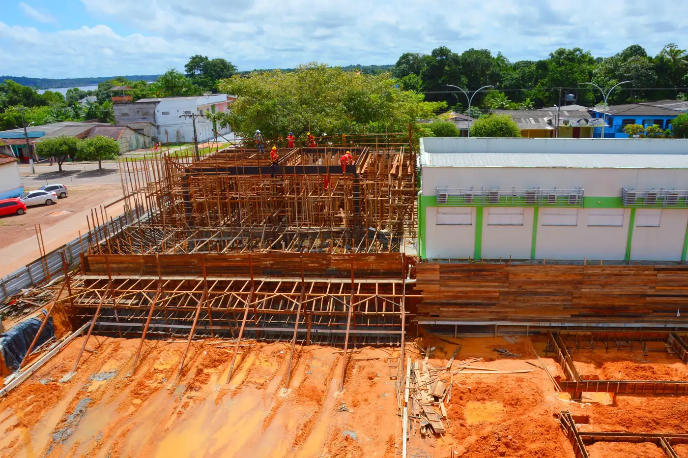 As equipes atuam na construção da maternidade que vai compor o complexo hospitalar