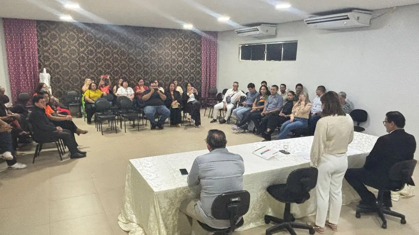 Autoridades, conselheiros e representantes sindicais reunidos durante a cerimônia de posse da nova presidência do CPVPEB