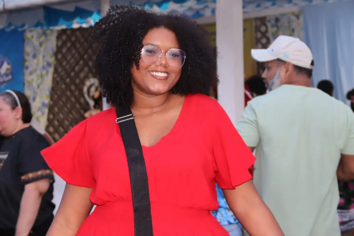 Evelyn Azevedo observava com atenção o rufar das caixas e o rodopiar das saias das festeiras