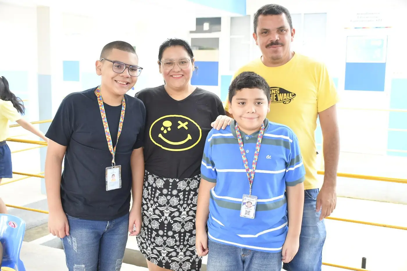 Cristiane Nobre e Rodrigo Baleiro, com os filhos René e Theo durante atendimento no Mais Sorriso Azul
