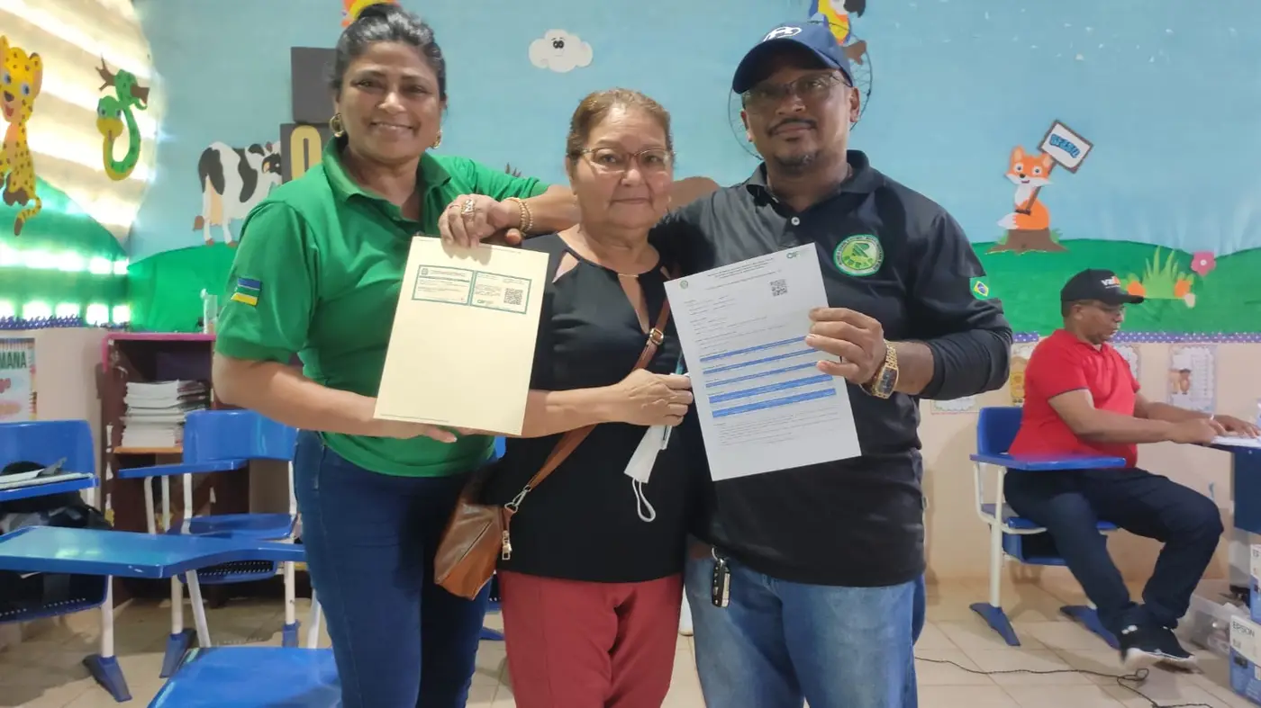 Produtora rural Terezinha de Jesus (no meio) com o Cadastro de Agricultor Familiar (CAF)
