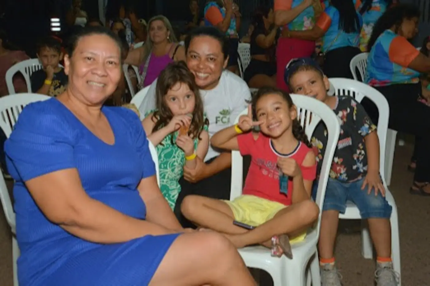 Jesus Mourão, de 52 anos, sua neta e vizinhos