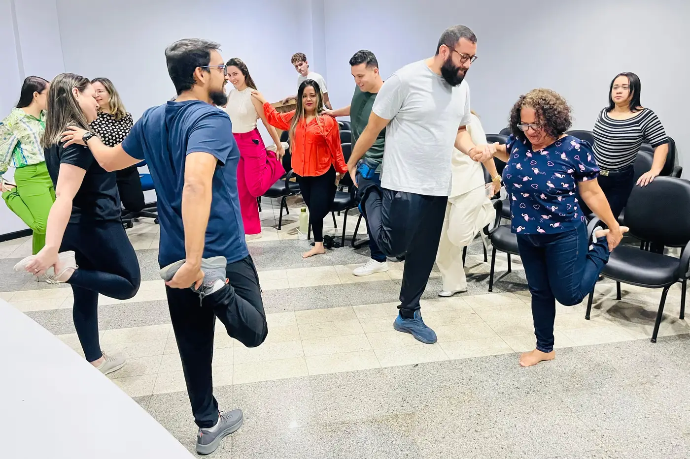 A programação do Abril Verde na Sesa contou com ginástica laboral e biodança para os profissionais de saúde