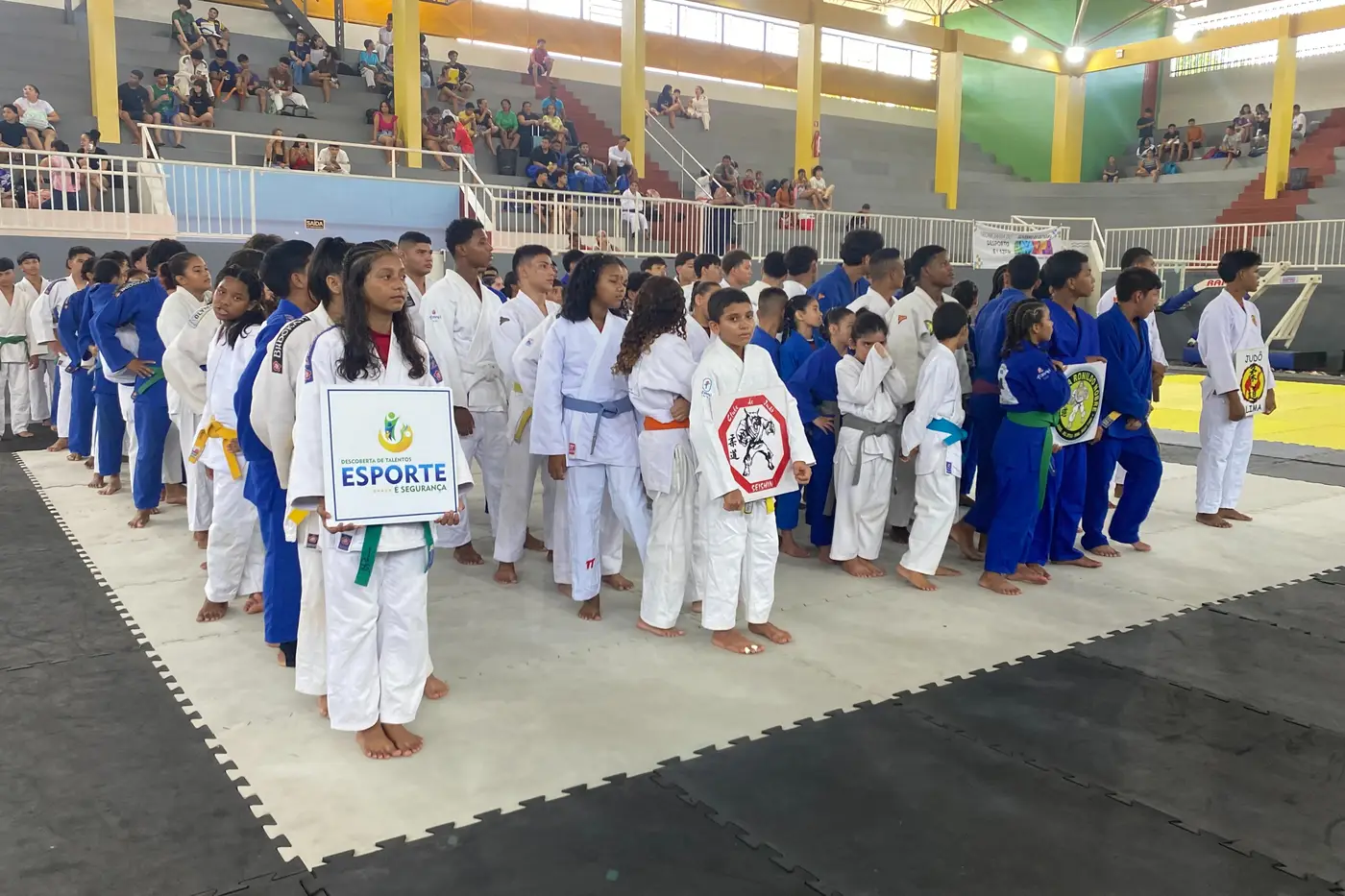 Judocas durante evento que fortalece o calendário esportivo e a formação de novos talentos