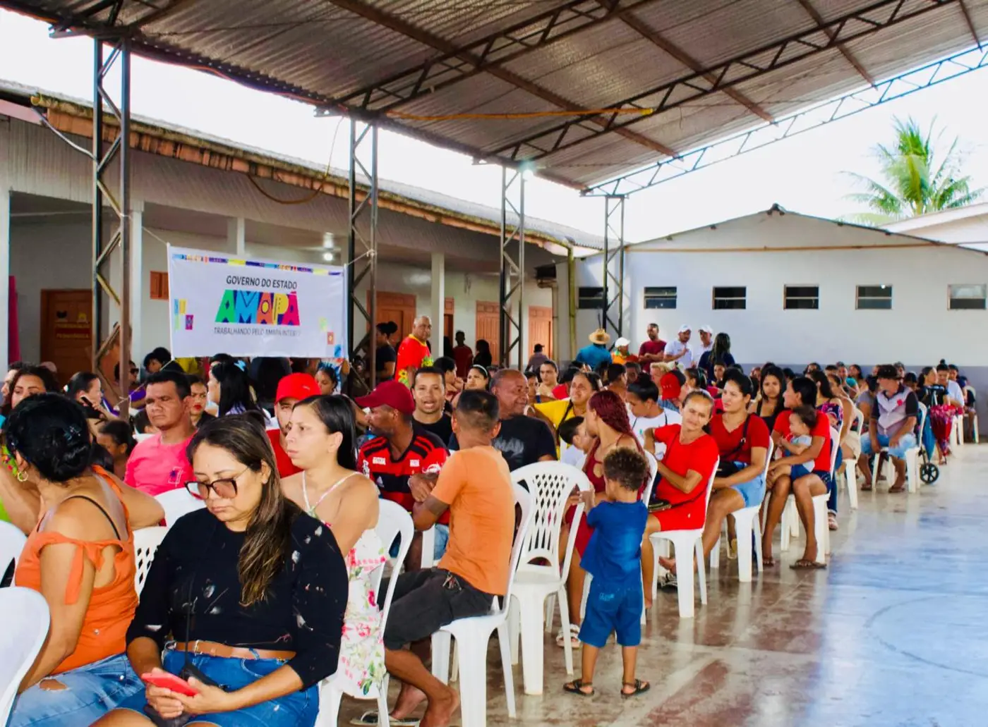 Cerca de 1,2 mil famílias receberam kits de alimentos da Governo do Amapá, através do Amapá sem Fome.