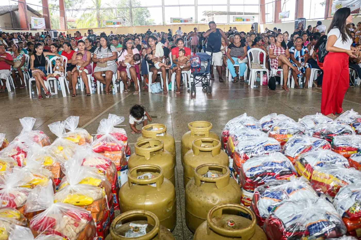 A entrega do programa “Amapá Sem Fome” ocorreu na quadra da Escola Estadual Ester Virgolino
