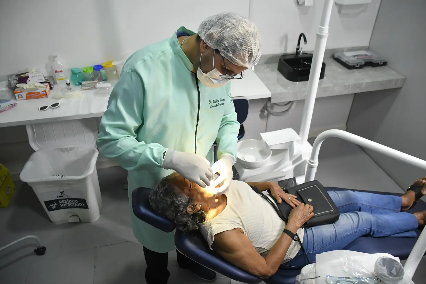 CEO estadual faz a triagem e moldagem das próteses que estão sendo entregues aos pacientes de Santana